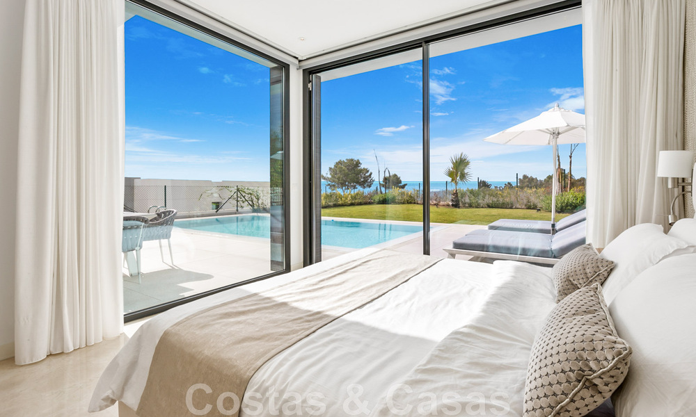 Instapklare, moderne villa te koop met zeezicht, in een omheinde villawijk op de grens van Mijas en Marbella 46105