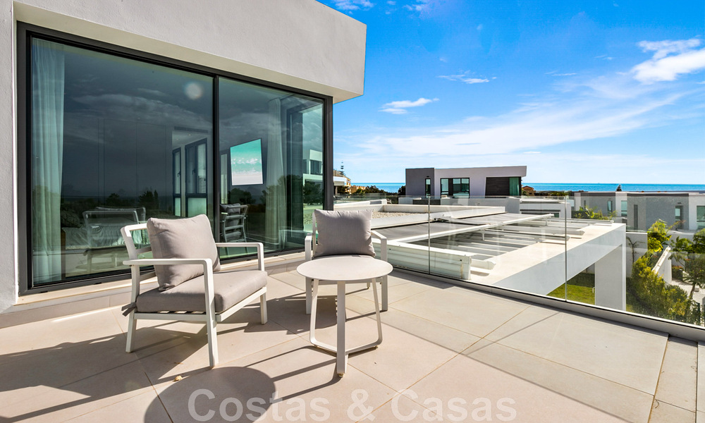 Instapklare, moderne villa te koop met zeezicht, in een omheinde villawijk op de grens van Mijas en Marbella 46108