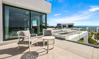Instapklare, moderne villa te koop met zeezicht, in een omheinde villawijk op de grens van Mijas en Marbella 46108 