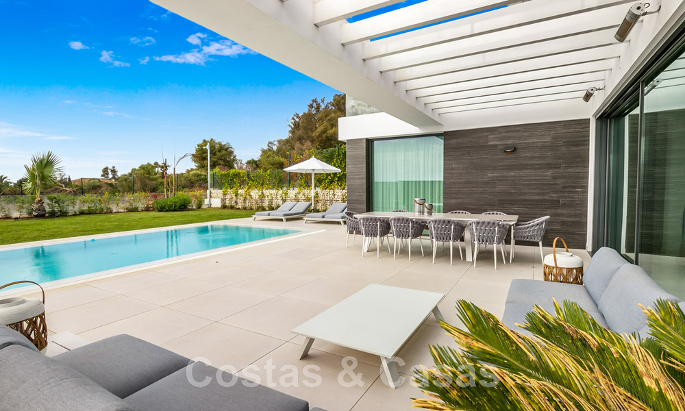 Instapklare, moderne villa te koop met zeezicht, in een omheinde villawijk op de grens van Mijas en Marbella 46114