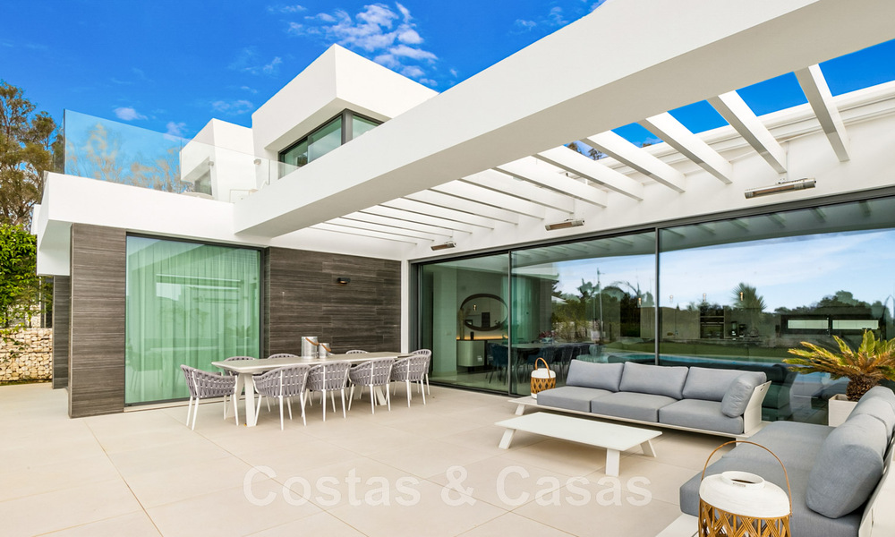 Instapklare, moderne villa te koop met zeezicht, in een omheinde villawijk op de grens van Mijas en Marbella 46117