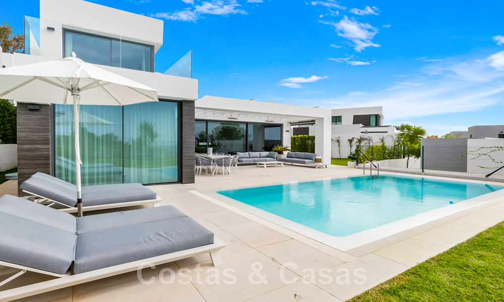 Instapklare, moderne villa te koop met zeezicht, in een omheinde villawijk op de grens van Mijas en Marbella 46118