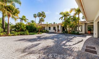 Traditionele, Spaanse luxevilla te koop, op tweede lijn golf in een prestigieuze woonwijk in Nueva Andalucia, Marbella 775985 