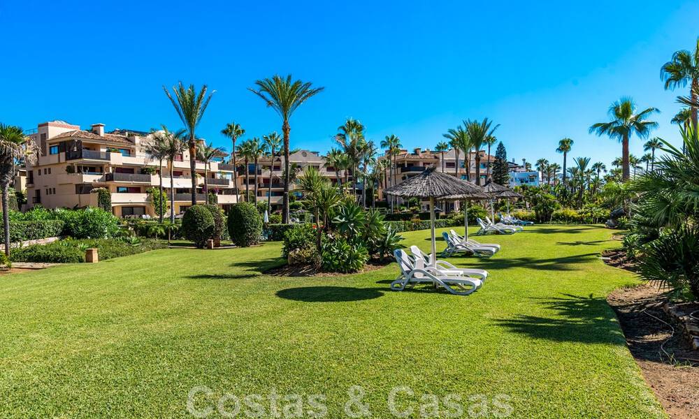 Ruim, gerenoveerd appartement te koop in een strandcomplex met panoramisch zeezicht, op de New Golden Mile tussen Marbella en Estepona 46533