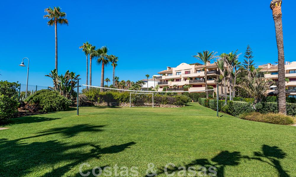 Ruim, gerenoveerd appartement te koop in een strandcomplex met panoramisch zeezicht, op de New Golden Mile tussen Marbella en Estepona 46536