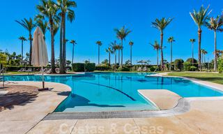 Ruim, gerenoveerd appartement te koop in een strandcomplex met panoramisch zeezicht, op de New Golden Mile tussen Marbella en Estepona 46553 