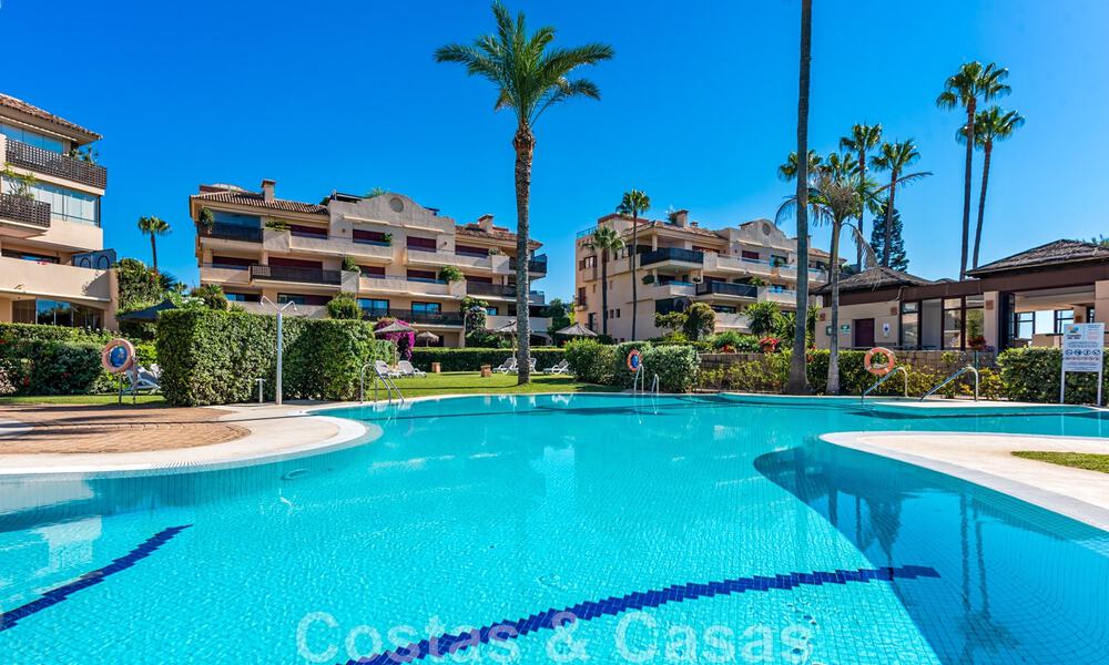 Ruim, gerenoveerd appartement te koop in een strandcomplex met panoramisch zeezicht, op de New Golden Mile tussen Marbella en Estepona 46556