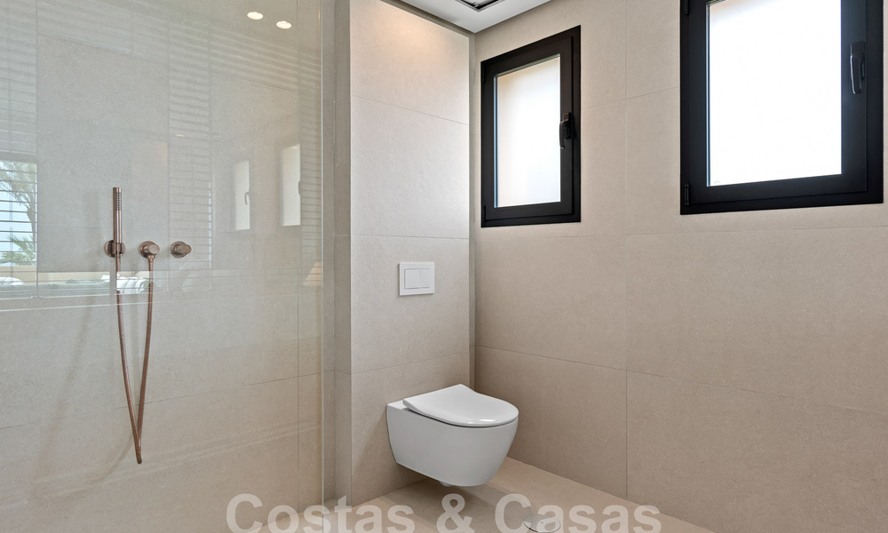 Ruim, gerenoveerd appartement te koop in een strandcomplex met panoramisch zeezicht, op de New Golden Mile tussen Marbella en Estepona 54895
