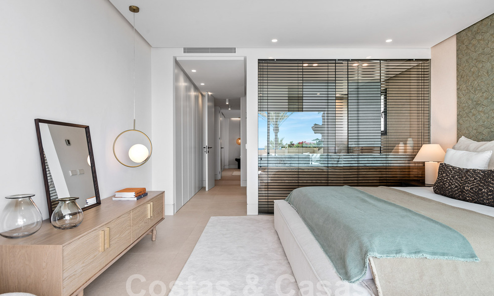 Ruim, gerenoveerd appartement te koop in een strandcomplex met panoramisch zeezicht, op de New Golden Mile tussen Marbella en Estepona 54902