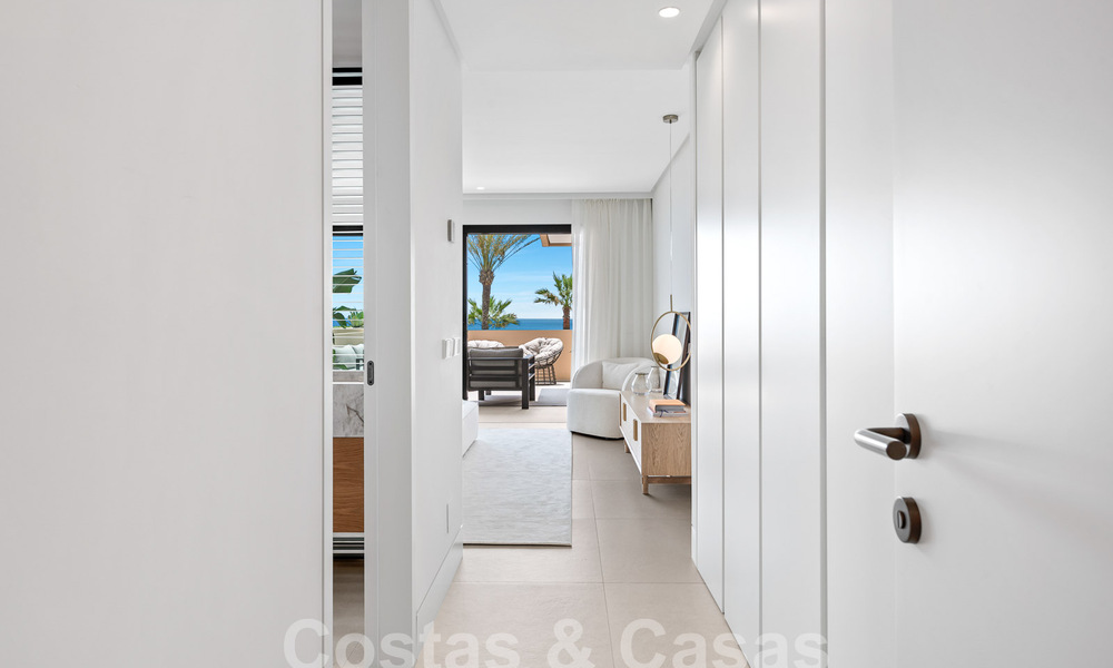 Ruim, gerenoveerd appartement te koop in een strandcomplex met panoramisch zeezicht, op de New Golden Mile tussen Marbella en Estepona 54906