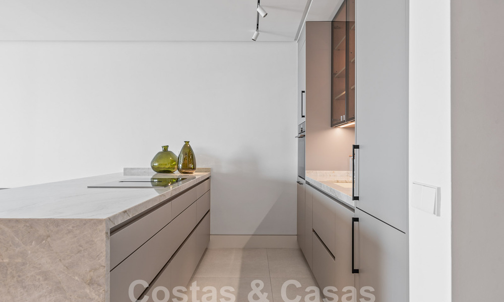 Ruim, gerenoveerd appartement te koop in een strandcomplex met panoramisch zeezicht, op de New Golden Mile tussen Marbella en Estepona 54917