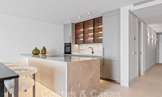 Ruim, gerenoveerd appartement te koop in een strandcomplex met panoramisch zeezicht, op de New Golden Mile tussen Marbella en Estepona 54918 