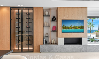 Ruim, gerenoveerd appartement te koop in een strandcomplex met panoramisch zeezicht, op de New Golden Mile tussen Marbella en Estepona 54924 