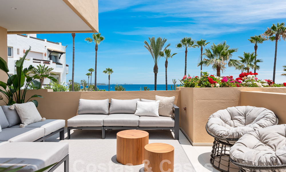 Ruim, gerenoveerd appartement te koop in een strandcomplex met panoramisch zeezicht, op de New Golden Mile tussen Marbella en Estepona 54933