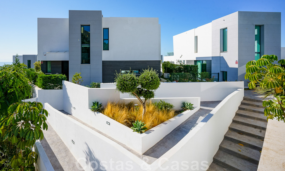 Instapklare villa te koop met hedendaags architectuur in een omheinde villagemeenschap op de grens van Mijas en Marbella 46364