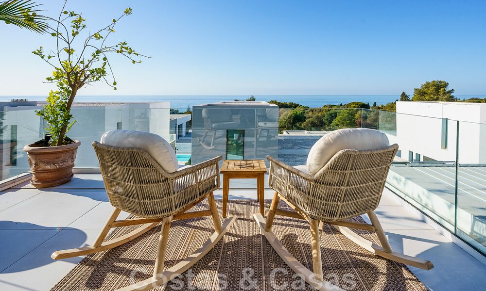 Instapklare villa te koop met hedendaags architectuur in een omheinde villagemeenschap op de grens van Mijas en Marbella 46409