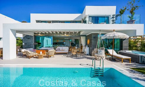 Instapklare villa te koop met hedendaags architectuur in een omheinde villagemeenschap op de grens van Mijas en Marbella 46413