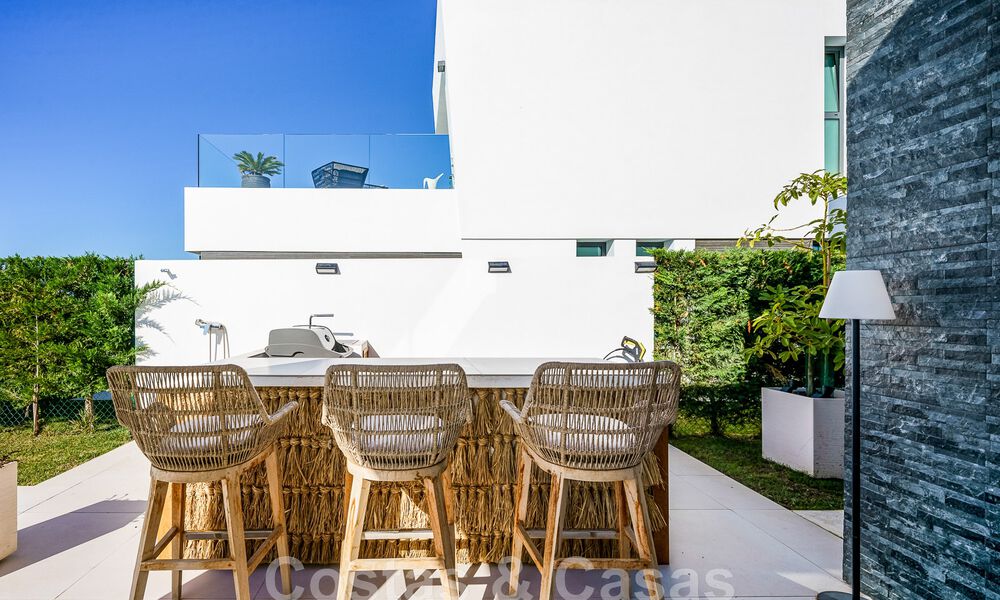 Instapklare villa te koop met hedendaags architectuur in een omheinde villagemeenschap op de grens van Mijas en Marbella 46416