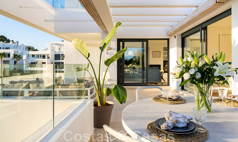 Instapklaar, eigentijds, luxepenthouse te koop met 3 slaapkamers in een beveiligd wooncomplex in Marbella - Benahavis 46480