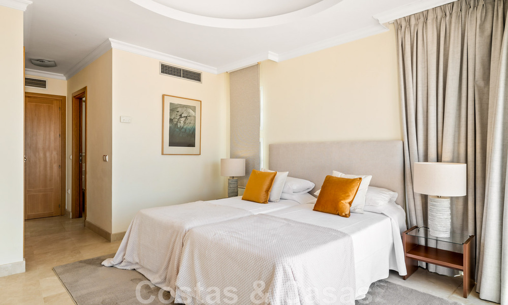 Ruime villa in authentieke, Mediterrane bouwstijl te koop met zeezicht in een vijfsterren golfresort in Benahavis - Marbella 46643