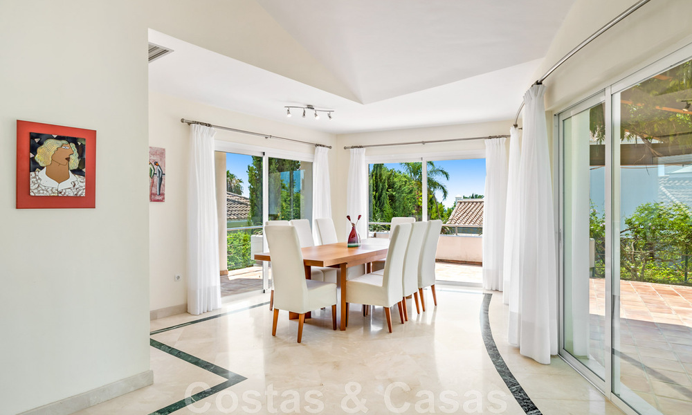 Ruime villa in authentieke, Mediterrane bouwstijl te koop met zeezicht in een vijfsterren golfresort in Benahavis - Marbella 46650