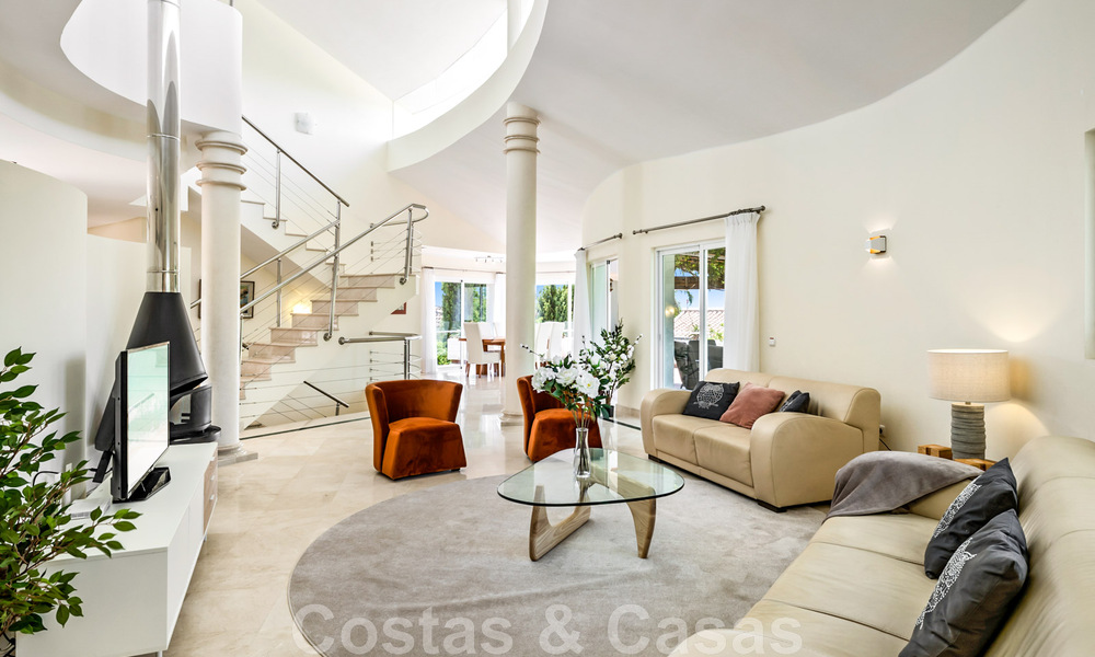 Ruime villa in authentieke, Mediterrane bouwstijl te koop met zeezicht in een vijfsterren golfresort in Benahavis - Marbella 46651