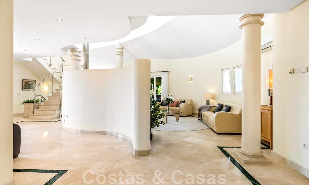 Ruime villa in authentieke, Mediterrane bouwstijl te koop met zeezicht in een vijfsterren golfresort in Benahavis - Marbella 46652