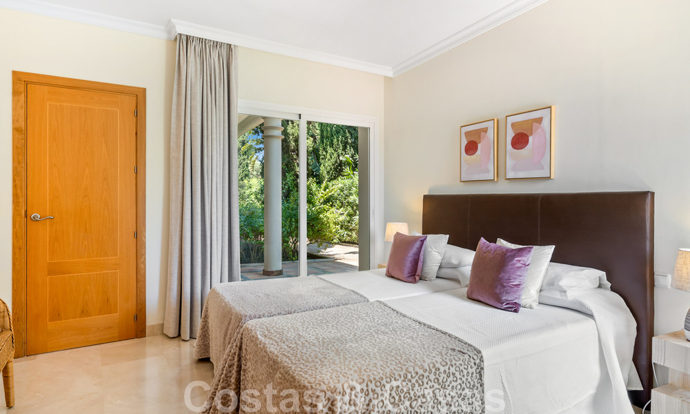 Ruime villa in authentieke, Mediterrane bouwstijl te koop met zeezicht in een vijfsterren golfresort in Benahavis - Marbella 46659