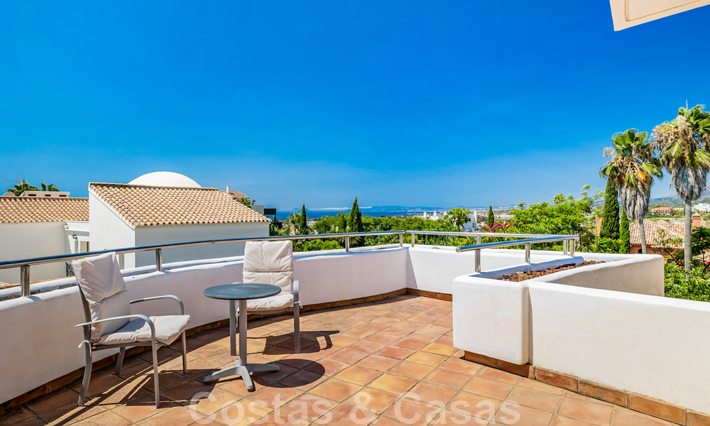 Ruime villa in authentieke, Mediterrane bouwstijl te koop met zeezicht in een vijfsterren golfresort in Benahavis - Marbella 46666