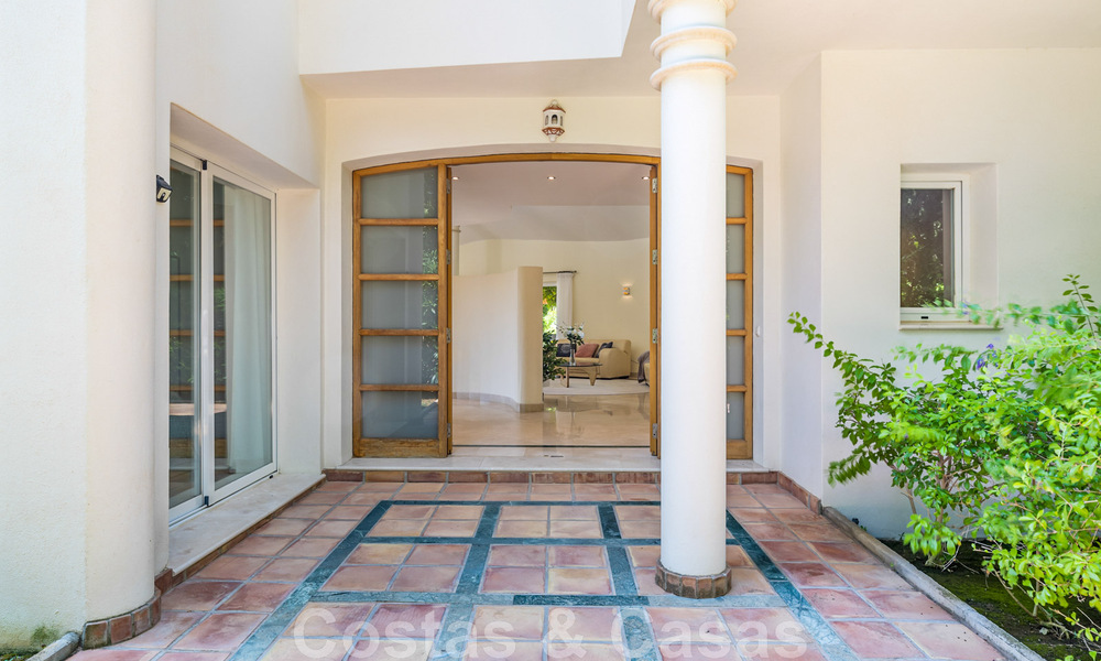Ruime villa in authentieke, Mediterrane bouwstijl te koop met zeezicht in een vijfsterren golfresort in Benahavis - Marbella 46667