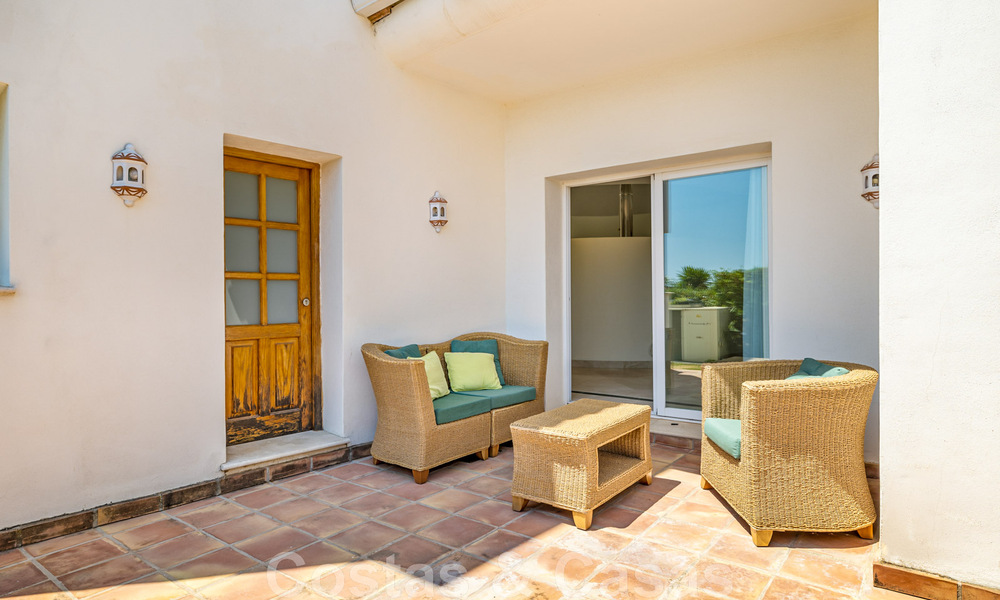 Ruime villa in authentieke, Mediterrane bouwstijl te koop met zeezicht in een vijfsterren golfresort in Benahavis - Marbella 46668
