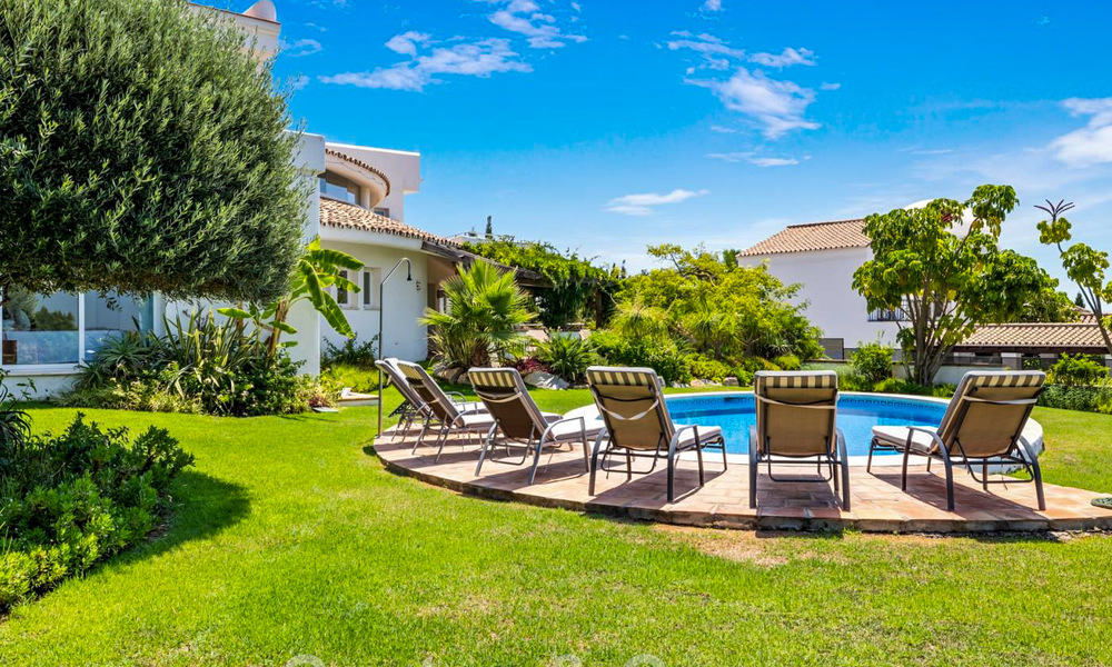Ruime villa in authentieke, Mediterrane bouwstijl te koop met zeezicht in een vijfsterren golfresort in Benahavis - Marbella 46669
