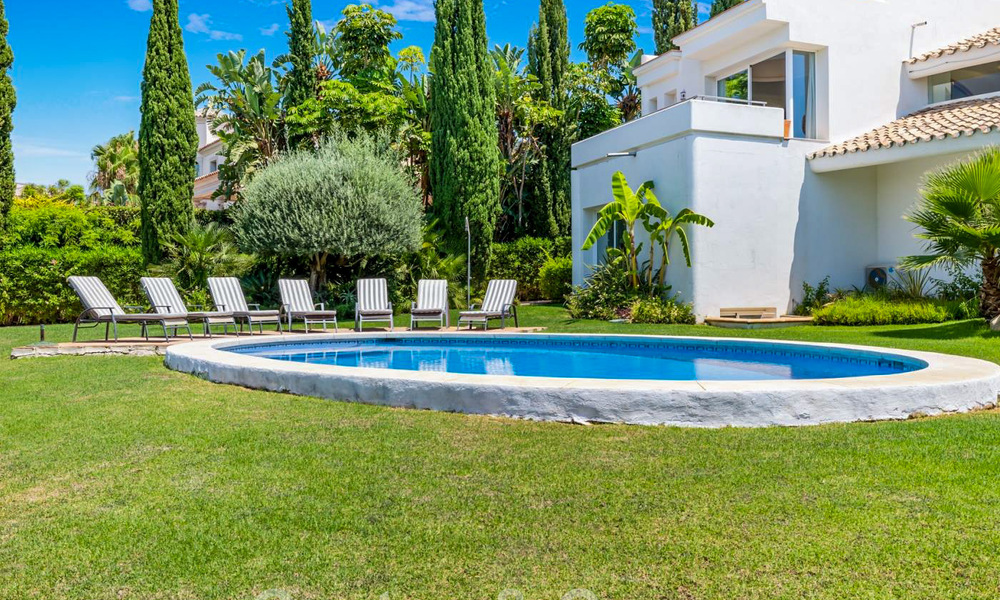 Ruime villa in authentieke, Mediterrane bouwstijl te koop met zeezicht in een vijfsterren golfresort in Benahavis - Marbella 46670