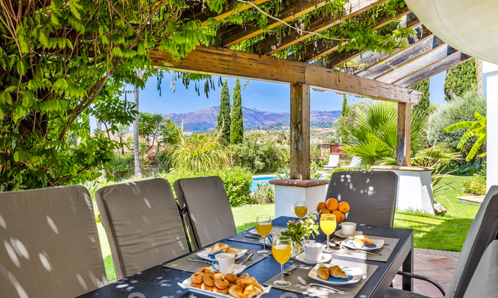 Ruime villa in authentieke, Mediterrane bouwstijl te koop met zeezicht in een vijfsterren golfresort in Benahavis - Marbella 46671