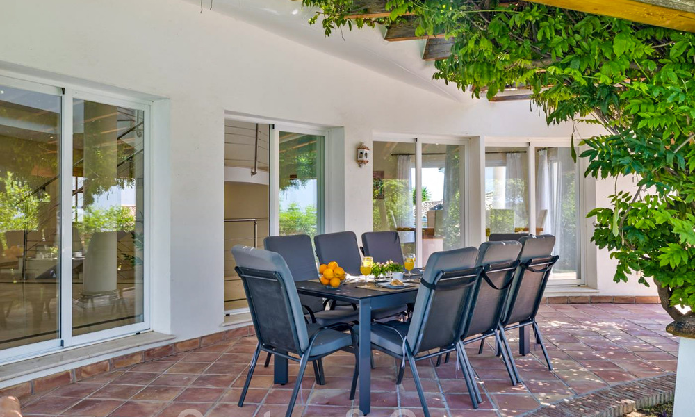 Ruime villa in authentieke, Mediterrane bouwstijl te koop met zeezicht in een vijfsterren golfresort in Benahavis - Marbella 46672