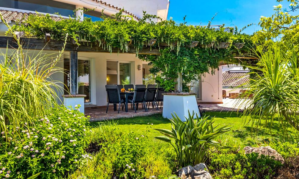 Ruime villa in authentieke, Mediterrane bouwstijl te koop met zeezicht in een vijfsterren golfresort in Benahavis - Marbella 46673