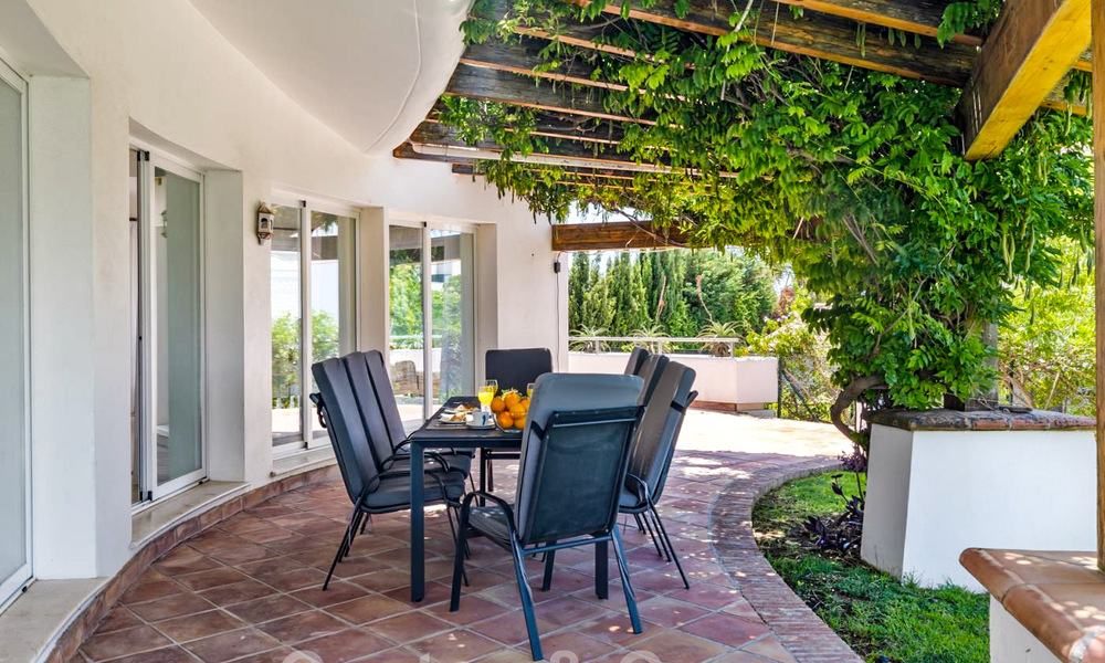 Ruime villa in authentieke, Mediterrane bouwstijl te koop met zeezicht in een vijfsterren golfresort in Benahavis - Marbella 46674