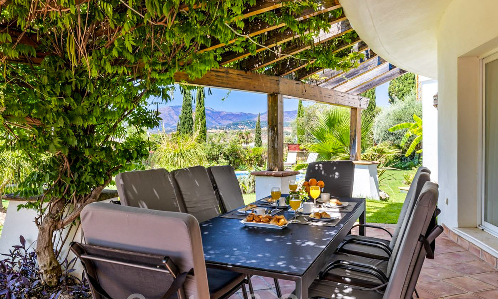 Ruime villa in authentieke, Mediterrane bouwstijl te koop met zeezicht in een vijfsterren golfresort in Benahavis - Marbella 46676