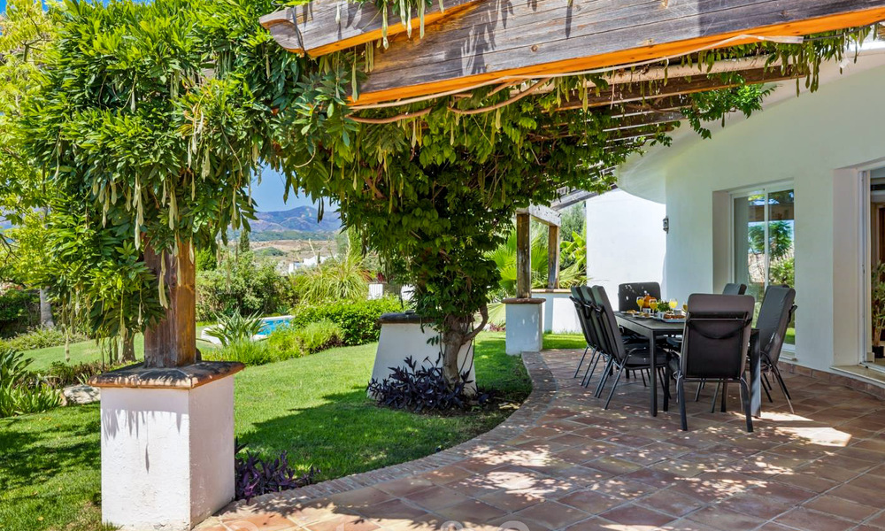 Ruime villa in authentieke, Mediterrane bouwstijl te koop met zeezicht in een vijfsterren golfresort in Benahavis - Marbella 46677