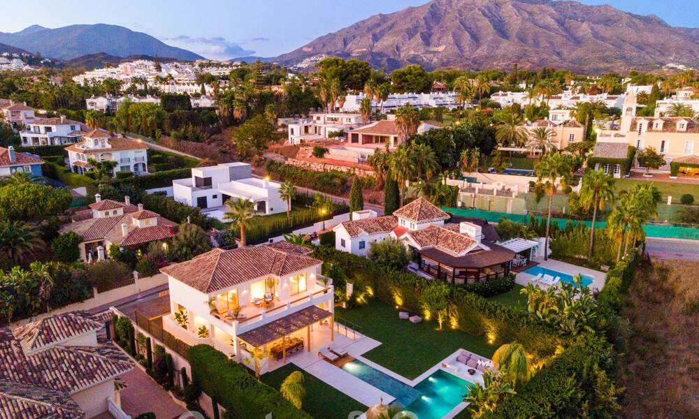 Instapklare, luxueuze designvilla te koop op loopafstand van het voorzieningen in de golfvallei van Nueva Andalucia, Marbella 46699