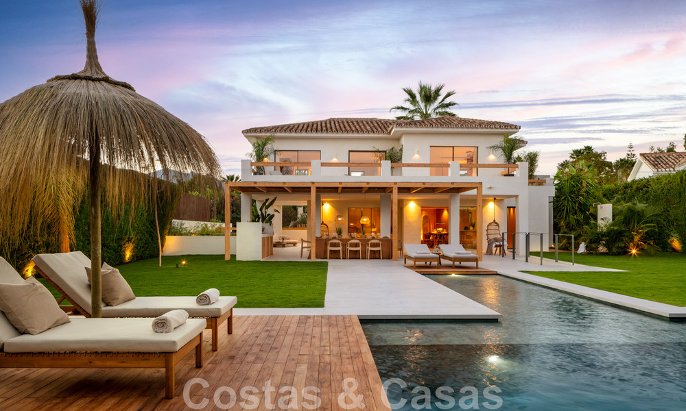 Instapklare, luxueuze designvilla te koop op loopafstand van het voorzieningen in de golfvallei van Nueva Andalucia, Marbella 46701
