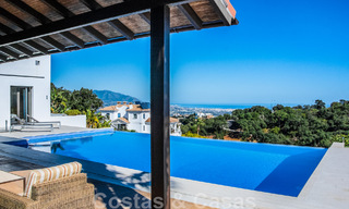 Vrijstaande villa te koop op een hoge positie, met panoramisch berg- en zeezicht in een exclusieve urbanisatie te Oost Marbella 46945 