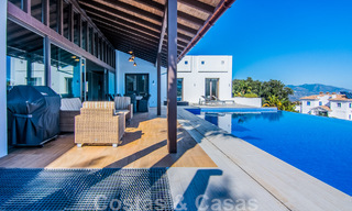 Vrijstaande villa te koop op een hoge positie, met panoramisch berg- en zeezicht in een exclusieve urbanisatie te Oost Marbella 46951 