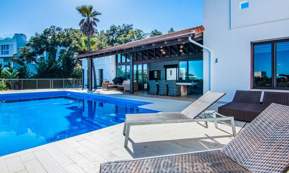 Vrijstaande villa te koop op een hoge positie, met panoramisch berg- en zeezicht in een exclusieve urbanisatie te Oost Marbella 46953