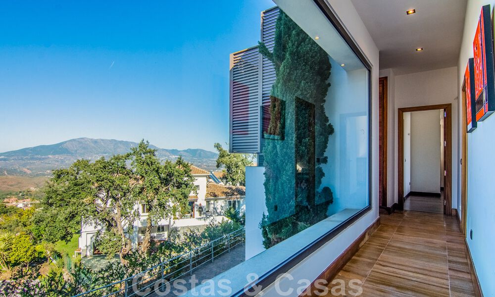 Vrijstaande villa te koop op een hoge positie, met panoramisch berg- en zeezicht in een exclusieve urbanisatie te Oost Marbella 46973