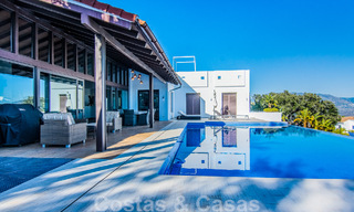 Vrijstaande villa te koop op een hoge positie, met panoramisch berg- en zeezicht in een exclusieve urbanisatie te Oost Marbella 46991 