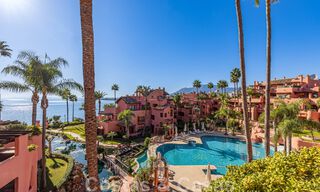 Luxe penthouse te koop in een vijfsterren wooncomplex aan het strand met prachtig zicht op zee, op de New Golden Mile tussen Marbella en Estepona 46578 