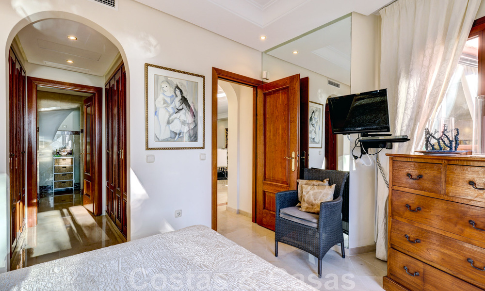 Luxe penthouse te koop in een vijfsterren wooncomplex aan het strand met prachtig zicht op zee, op de New Golden Mile tussen Marbella en Estepona 46598