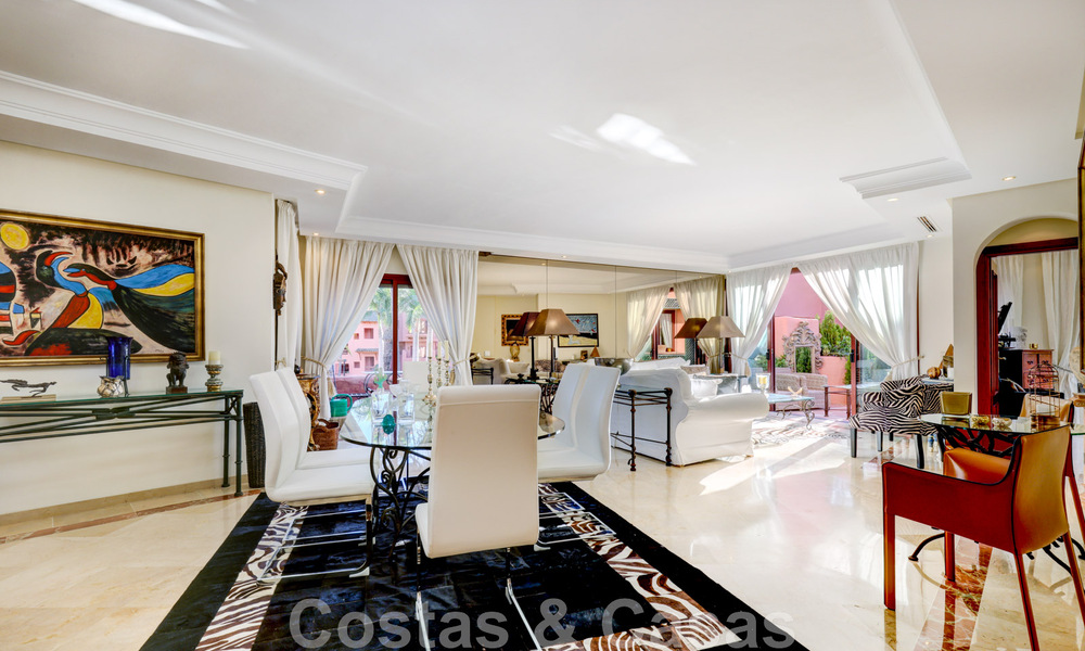 Luxe penthouse te koop in een vijfsterren wooncomplex aan het strand met prachtig zicht op zee, op de New Golden Mile tussen Marbella en Estepona 46604