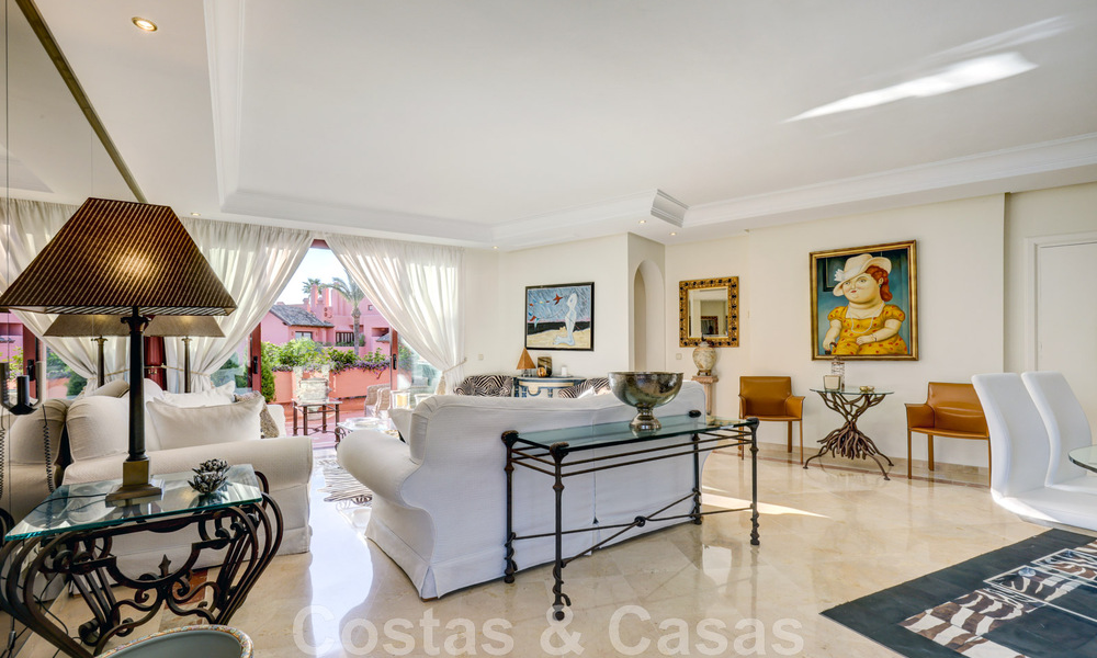 Luxe penthouse te koop in een vijfsterren wooncomplex aan het strand met prachtig zicht op zee, op de New Golden Mile tussen Marbella en Estepona 46605